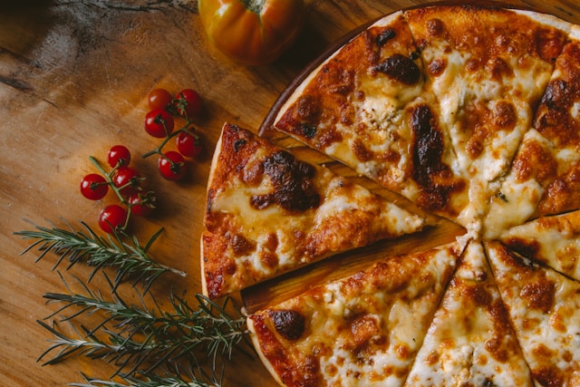 Kompleksowe wyposażenie pizzerii - co powinno znaleźć się w każdej restauracji?