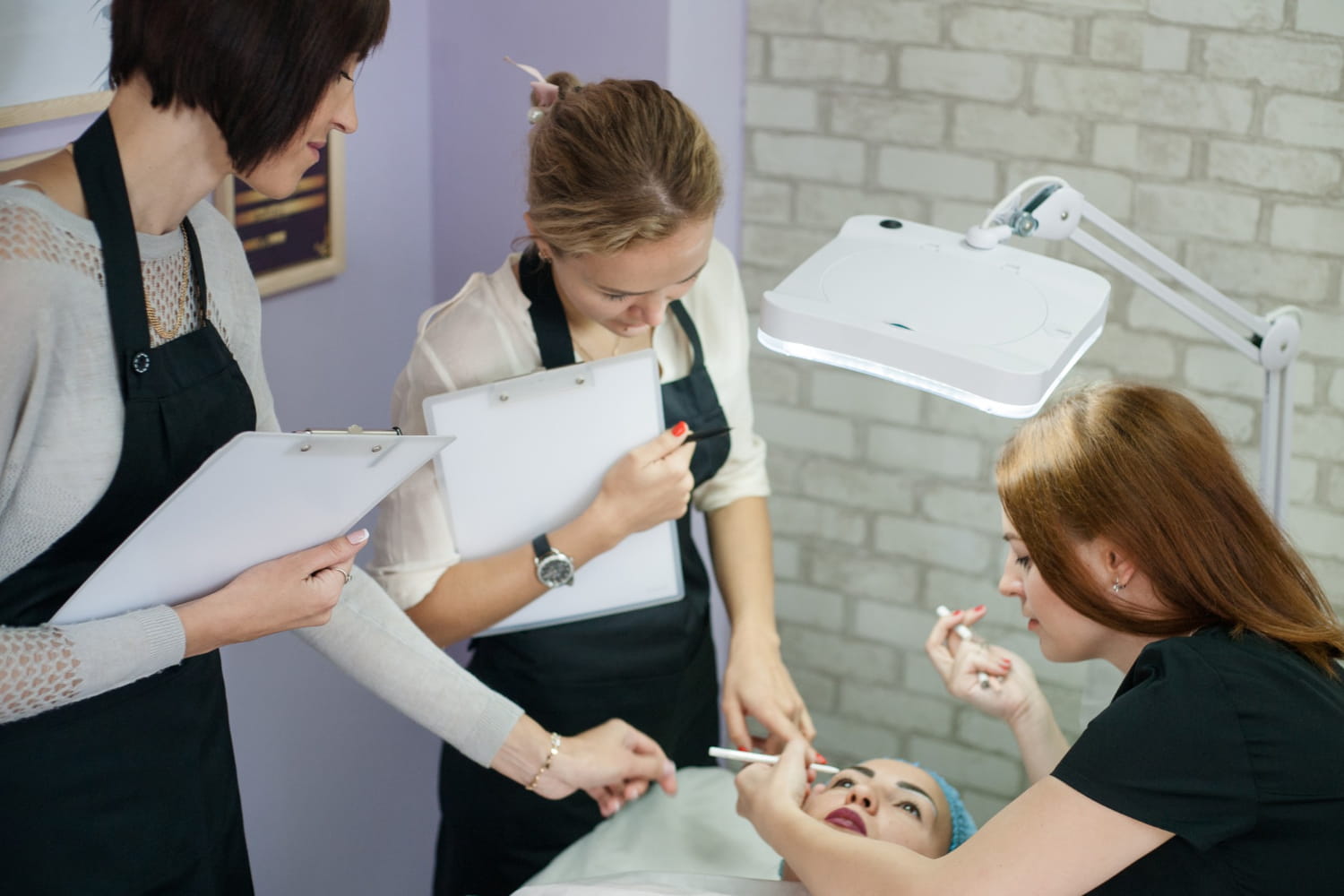 Nowoczesna kosmetologia: dlaczego w tej branży nauka nigdy się nie kończy?